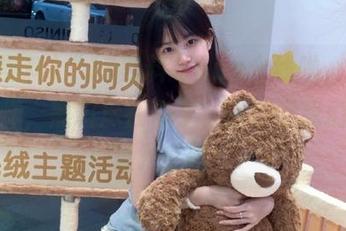 “17黑料”app上线啦，吃瓜不打烊，黑料尽在你手，请访问我们的地址开始吧！