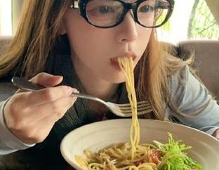 网曝吃瓜平台推出新视频，网友热议明星生活背后故事