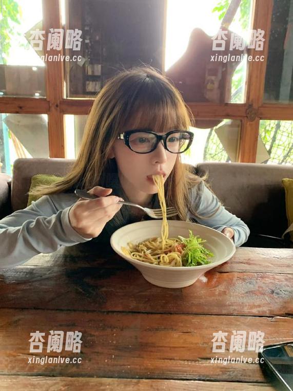 网曝吃瓜平台推出新视频，网友热议明星生活背后故事