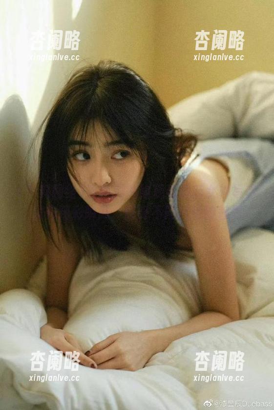 在黑料网络观看最新女神写真，发布精彩瞬间，感受不同风格的魅力。